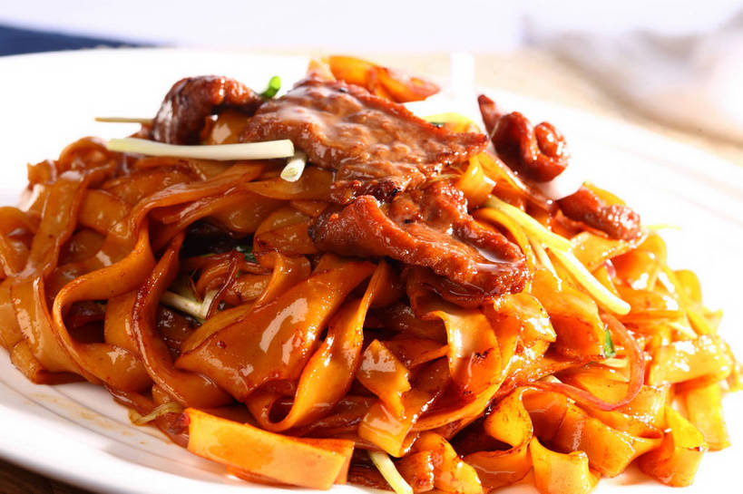 面食,面条,无人,横图,俯视,室内,特写,白天,烹饪,中餐,餐桌,桌子,蔬菜,餐具,阴影,朦胧,模糊,新鲜,反射,碟子,盘,影子,面,肉,牛肉,料理,食品,粉丝,菜肴,美食,肉类,食物,一个,白色,盘子,碟,中式,佳肴,有机食品,绿色食品,单个,餐台,中华料理,粉条,肉食,冬粉,彩图,高角度拍摄,shjb1,牛肉炖粉条