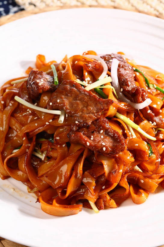 面食,面条,无人,竖图,俯视,室内,特写,白天,烹饪,中餐,餐桌,桌子,蔬菜,餐具,阴影,朦胧,模糊,新鲜,反射,碟子,盘,影子,面,肉,芝麻,牛肉,料理,食品,粉丝,菜肴,美食,肉类,食物,一个,白色,盘子,碟,中式,白芝麻,佳肴,有机食品,绿色食品,单个,餐台,中华料理,粉条,肉食,脂麻,胡麻,白麻,巨胜子,油麻,冬粉,彩图,高角度拍摄,shjb1,牛肉炖粉条