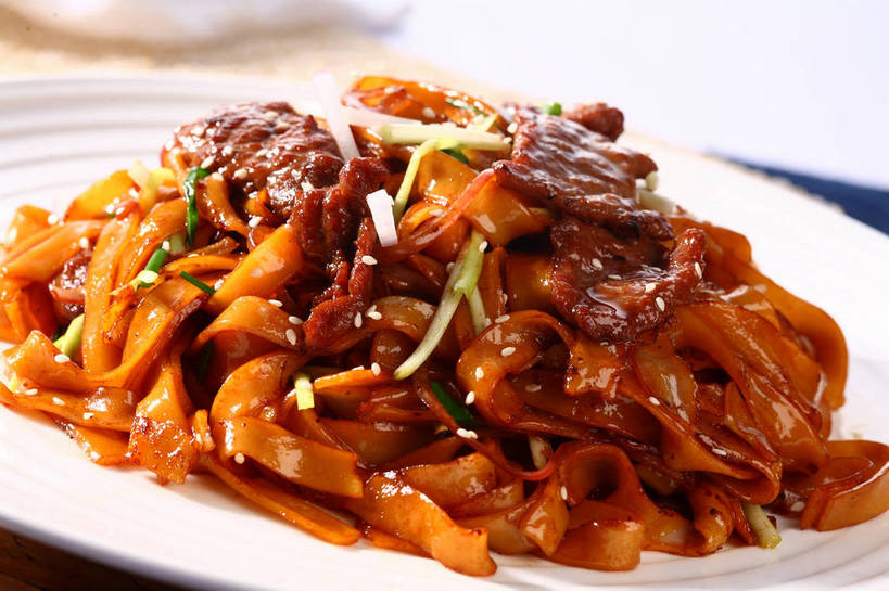 面食,面条,无人,横图,俯视,室内,特写,白天,烹饪,中餐,餐桌,桌子,蔬菜,餐具,阴影,朦胧,模糊,新鲜,反射,碟子,盘,影子,面,肉,芝麻,牛肉,料理,食品,粉丝,菜肴,美食,肉类,食物,一个,白色,盘子,碟,中式,白芝麻,佳肴,有机食品,绿色食品,单个,餐台,中华料理,粉条,肉食,脂麻,胡麻,白麻,巨胜子,油麻,冬粉,彩图,高角度拍摄,shjb1,牛肉炖粉条