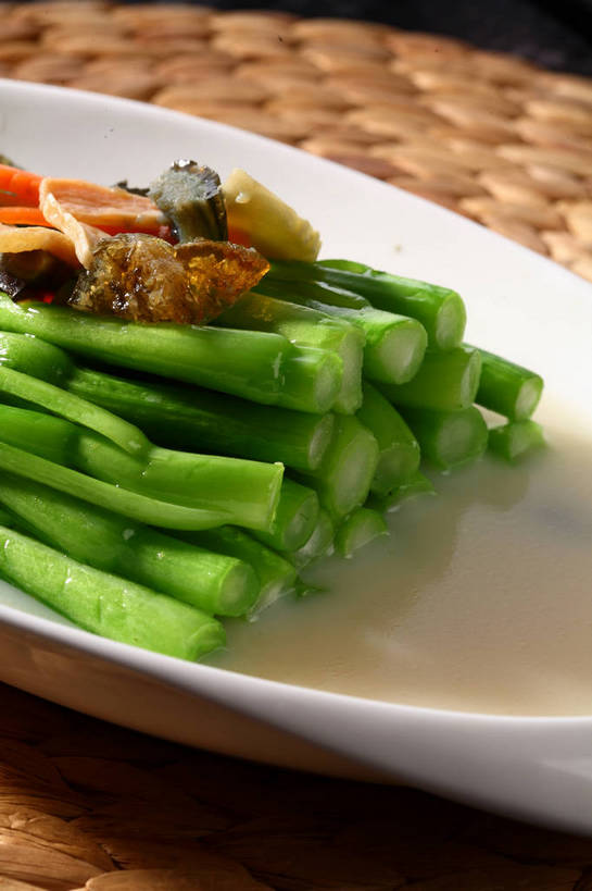 无人,竖图,俯视,室内,特写,白天,烹饪,中餐,餐桌,桌子,萝卜,胡萝卜,蔬菜,餐具,一排,阴影,新鲜,整齐,反射,碟子,盘,影子,炒菜,蛋,料理,食品,褐色,鸭蛋,皮蛋,小吃,菜肴,美食,食物,排列,一个,绿色,白色,盘子,碟,橙色,中式,佳肴,有机食品,绿色食品,单个,餐台,中华料理,堆,队列,黄萝卜,番萝卜,油菜,卵,鸭卵,松花蛋,变蛋,油白菜,红萝卜,甘荀,彩图,高角度拍摄,丁香萝卜,胡芦菔金,金笋,芸薹,shjb1,炒油菜