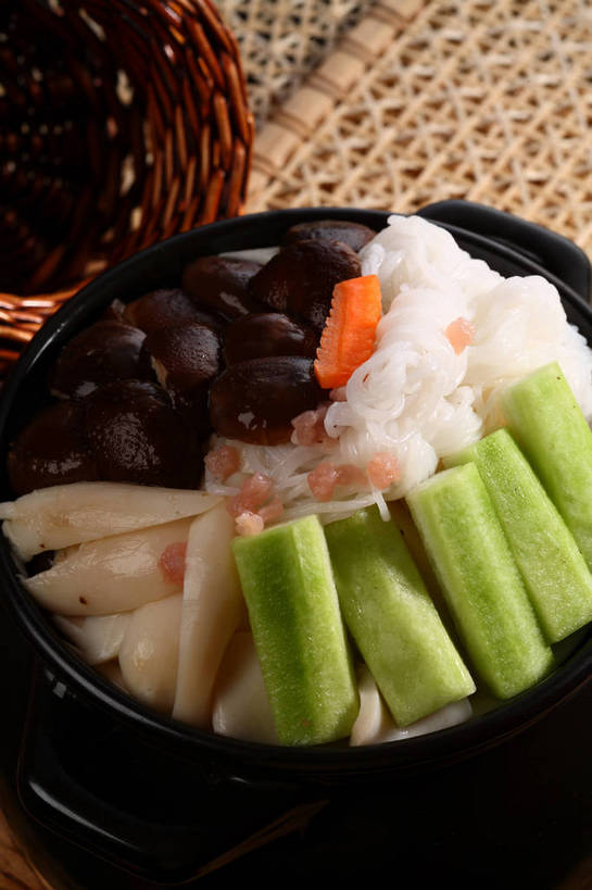 面食,面条,无人,交叉,竖图,俯视,室内,特写,白天,烹饪,中餐,餐桌,桌子,竹子,萝卜,胡萝卜,蔬菜,厨具,阴影,竹制,新鲜,编织,反射,锅子,砂锅,影子,竹篓,陶瓷,菜瓜,菌菇,丝瓜,香菇,面,料理,食品,陶瓷制品,菌类,锅,菜肴,美食,米粉,米线,食物,一个,黑色,容器,中式,食用菌,佳肴,有机食品,绿色食品,单个,餐台,锅具,中华料理,储藏,竹条,交织,竹制品,真菌,储存,黄萝卜,番萝卜,烹饪用具,胜瓜,穿插,椎茸,布瓜,天罗,烹调用具,红萝卜,甘荀,烹调,彩图,高角度拍摄,米面,丁香萝卜,胡芦菔金,平庄菇,香菌,香蕈,金笋,贮存,shjb1