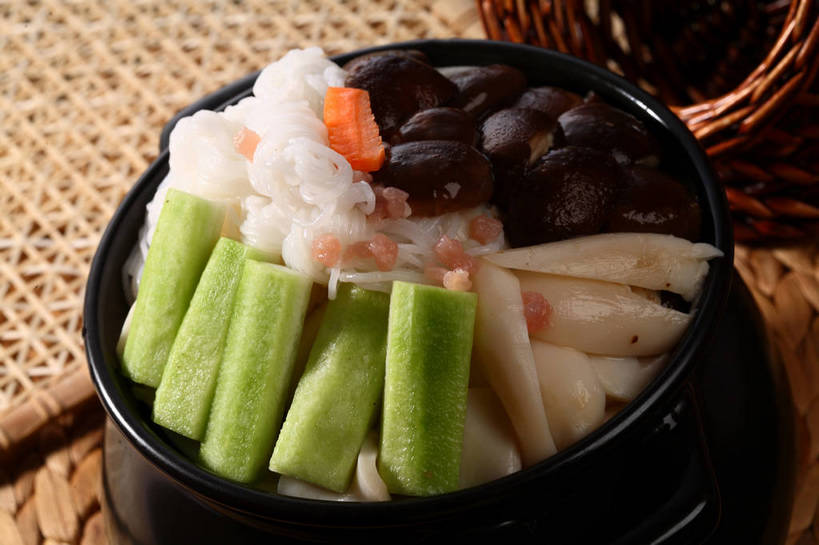 面食,面条,无人,交叉,横图,俯视,室内,特写,白天,烹饪,中餐,餐桌,桌子,竹子,萝卜,胡萝卜,蔬菜,厨具,阴影,竹制,新鲜,编织,反射,锅子,砂锅,影子,竹篓,陶瓷,菜瓜,菌菇,丝瓜,香菇,面,料理,食品,陶瓷制品,菌类,锅,菜肴,美食,米粉,米线,食物,一个,黑色,容器,中式,食用菌,佳肴,有机食品,绿色食品,单个,餐台,锅具,中华料理,储藏,竹条,交织,竹制品,真菌,储存,黄萝卜,番萝卜,烹饪用具,胜瓜,穿插,椎茸,布瓜,天罗,烹调用具,红萝卜,甘荀,烹调,彩图,高角度拍摄,米面,丁香萝卜,胡芦菔金,平庄菇,香菌,香蕈,金笋,贮存,shjb1