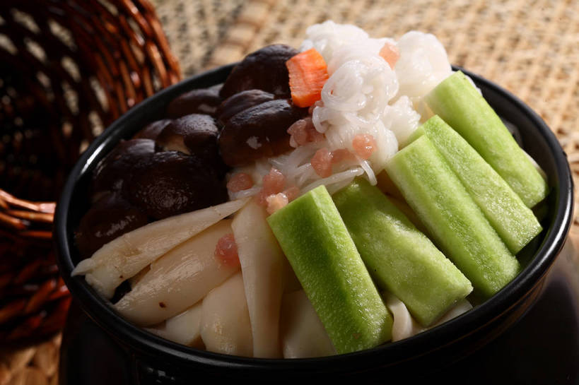 面食,面条,无人,交叉,横图,俯视,室内,特写,白天,烹饪,中餐,餐桌,桌子,竹子,萝卜,胡萝卜,蔬菜,厨具,阴影,竹制,新鲜,编织,反射,锅子,砂锅,影子,竹篓,陶瓷,菜瓜,菌菇,丝瓜,香菇,面,料理,食品,陶瓷制品,菌类,锅,菜肴,美食,米粉,米线,食物,一个,黑色,容器,中式,食用菌,佳肴,有机食品,绿色食品,单个,餐台,锅具,中华料理,储藏,竹条,交织,竹制品,真菌,储存,黄萝卜,番萝卜,烹饪用具,胜瓜,穿插,椎茸,布瓜,天罗,烹调用具,红萝卜,甘荀,烹调,彩图,高角度拍摄,米面,丁香萝卜,胡芦菔金,平庄菇,香菌,香蕈,金笋,贮存,shjb1