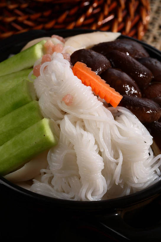 面食,面条,无人,交叉,竖图,俯视,室内,特写,白天,烹饪,中餐,餐桌,桌子,竹子,萝卜,胡萝卜,蔬菜,厨具,阴影,竹制,新鲜,编织,反射,锅子,砂锅,影子,竹篓,陶瓷,菜瓜,菌菇,丝瓜,香菇,面,料理,食品,陶瓷制品,菌类,锅,菜肴,美食,米粉,米线,食物,一个,黑色,容器,中式,食用菌,佳肴,有机食品,绿色食品,单个,餐台,锅具,中华料理,储藏,竹条,交织,竹制品,真菌,储存,黄萝卜,番萝卜,烹饪用具,胜瓜,穿插,椎茸,布瓜,天罗,烹调用具,红萝卜,甘荀,烹调,彩图,高角度拍摄,米面,丁香萝卜,胡芦菔金,平庄菇,香菌,香蕈,金笋,贮存,shjb1