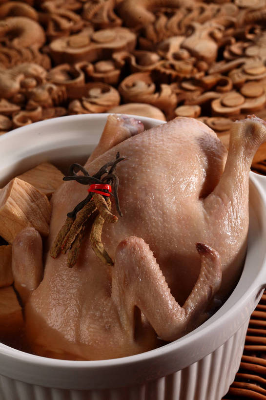 豆腐,无人,交叉,竖图,俯视,室内,特写,白天,烹饪,中餐,餐桌,桌子,竹子,厨具,木雕,雕塑,阴影,竹制,艺术,装饰,编织,反射,雕刻,雕像,锅子,砂锅,影子,陶瓷,鸡肉,肉,汤,料理,食品,陶瓷制品,锅,菜肴,美食,肉类,食物,一个,白色,工艺品,中式,佳肴,单个,餐台,锅具,纪念,中华料理,竹条,交织,美术,竹制品,真菌,豆制品,主题,冬虫夏草,陈列,肉食,烹饪用具,鸡汤,功能,美学,穿插,虫草,冬虫草,中华虫草菌,烹调用具,烹调,彩图,高角度拍摄,shjb1,虫草炖鸡,虫草鸡汤