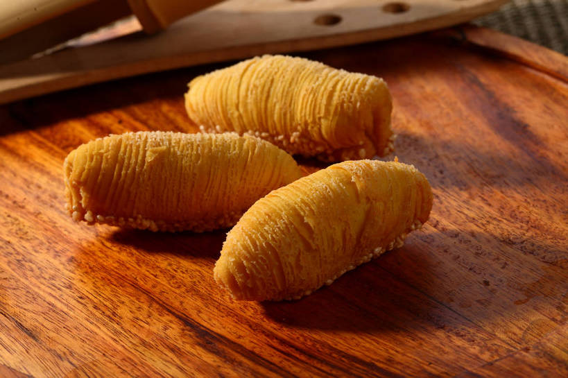 点心,无人,横图,俯视,室内,特写,白天,下午茶,餐桌,桌子,阴影,反射,木制,影子,芝麻,食品,案板,砧板,食物,糕点,三个,木制品,橙色,餐台,千层酥,脂麻,胡麻,白麻,巨胜子,油麻,拿破仑,彩图,高角度拍摄,拿破仑蛋糕,蛋糕,shjb1