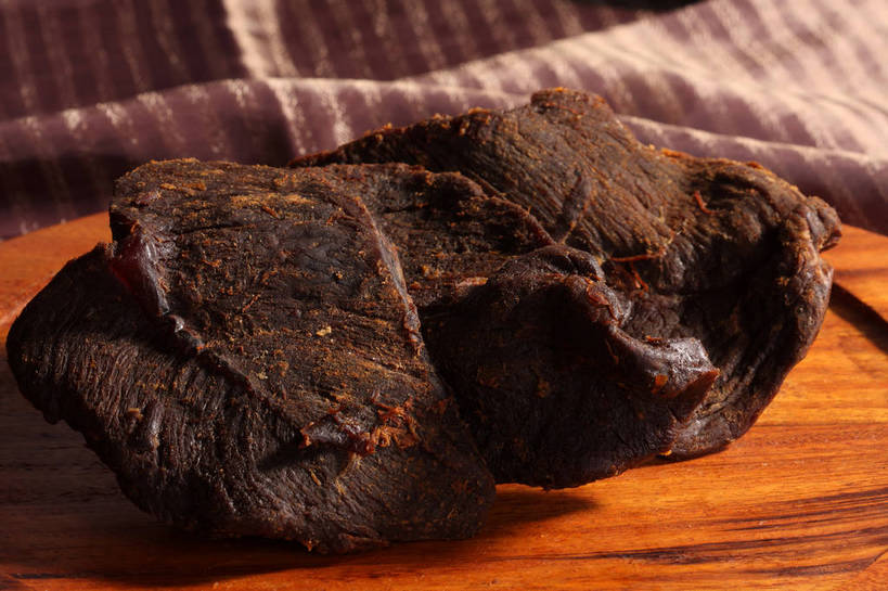 无人,横图,俯视,室内,特写,白天,餐桌,桌子,两块,阴影,朦胧,模糊,反射,木制,影子,肉,牛肉,案板,肉类,砧板,餐巾,木制品,餐台,肉食,牛肉干,肉干,保洁方巾,口布,彩图,高角度拍摄,shjb1