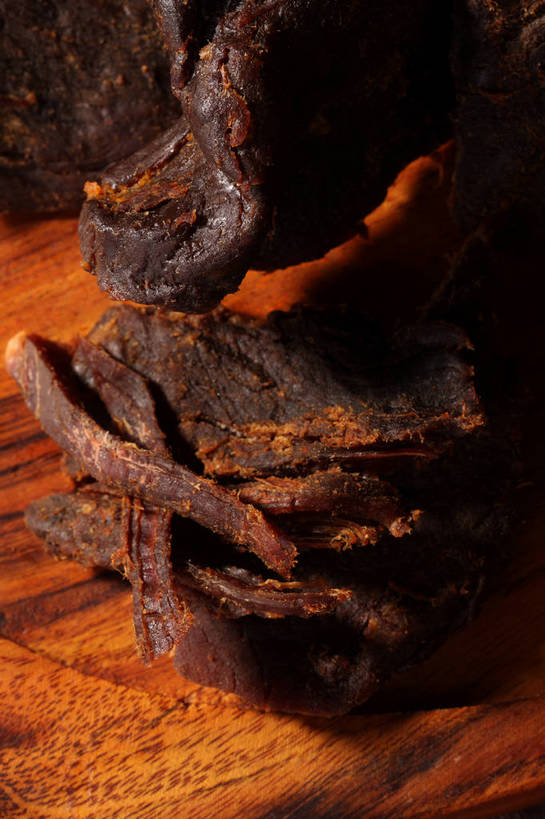 无人,竖图,俯视,室内,特写,白天,餐桌,桌子,两块,阴影,朦胧,模糊,反射,木制,影子,肉,牛肉,案板,肉类,砧板,木制品,餐台,肉食,牛肉干,肉干,彩图,高角度拍摄,shjb1