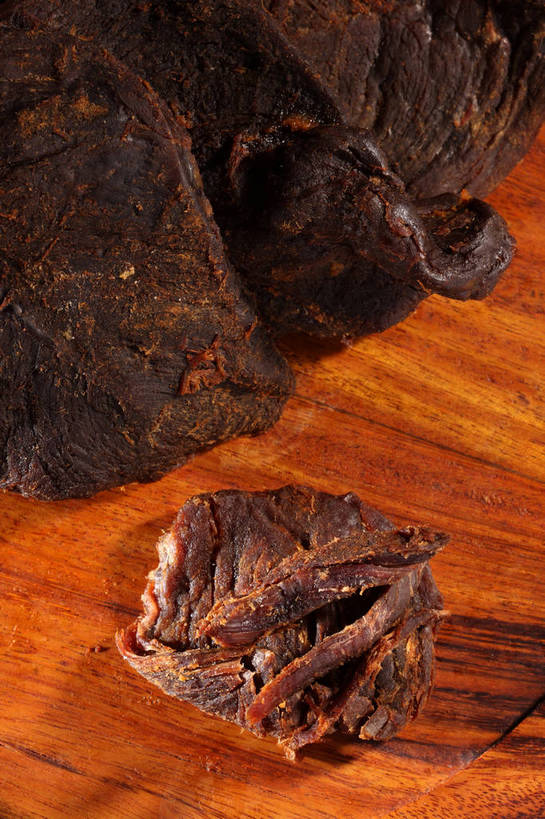 无人,竖图,俯视,室内,特写,白天,餐桌,桌子,两块,阴影,朦胧,模糊,反射,木制,影子,肉,牛肉,案板,肉类,砧板,木制品,餐台,肉食,牛肉干,肉干,彩图,高角度拍摄,shjb1