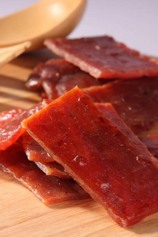 无人,竖图,俯视,室内,特写,白天,餐桌,桌子,许多,阴影,朦胧,模糊,反射,木制,影子,勺子,肉,案板,很多,猪肉,肉类,砧板,肉脯,猪肉脯,腌制,红色,木制品,调羹,汤匙,餐台,肉食,肉制品,豚肉,片状,彩图,高角度拍摄,烘烤,shjb1