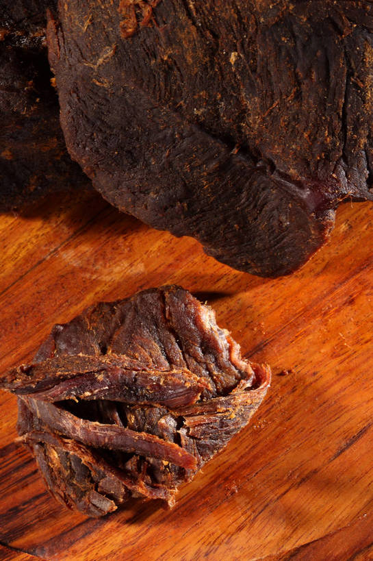 无人,竖图,俯视,室内,特写,白天,餐桌,桌子,两块,阴影,朦胧,模糊,反射,木制,影子,肉,牛肉,案板,肉类,砧板,木制品,餐台,肉食,牛肉干,肉干,彩图,高角度拍摄,shjb1