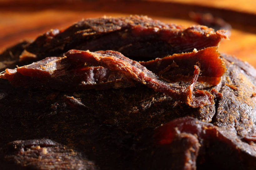 无人,横图,俯视,室内,特写,白天,餐桌,桌子,一堆,许多,阴影,堆叠,堆积,朦胧,模糊,反射,木制,影子,肉,牛肉,褐色,案板,很多,肉类,砧板,木制品,餐台,堆,肉食,牛肉干,肉干,彩图,高角度拍摄,shjb1