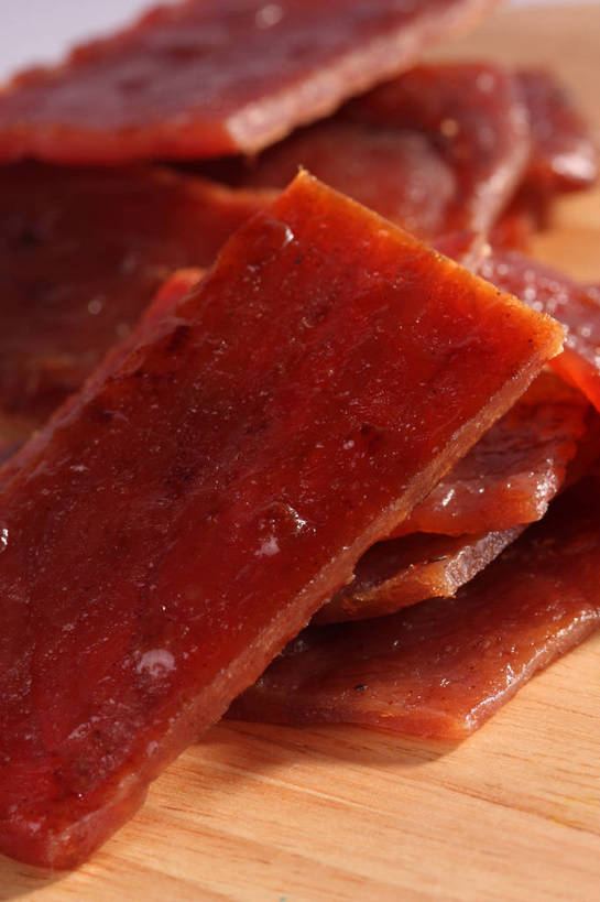 无人,竖图,俯视,室内,特写,白天,餐桌,桌子,许多,阴影,朦胧,模糊,反射,木制,影子,肉,案板,很多,猪肉,肉类,砧板,肉脯,猪肉脯,腌制,红色,木制品,餐台,肉食,肉制品,豚肉,片状,彩图,高角度拍摄,烘烤,shjb1