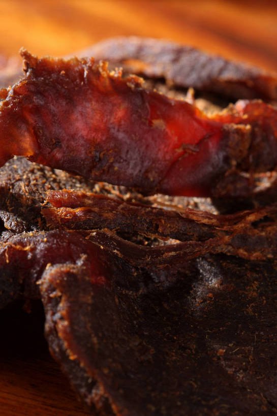 无人,竖图,俯视,室内,特写,白天,餐桌,桌子,一堆,许多,阴影,堆叠,堆积,朦胧,模糊,反射,木制,影子,肉,牛肉,褐色,案板,很多,肉类,砧板,木制品,餐台,堆,肉食,牛肉干,肉干,彩图,高角度拍摄,shjb1