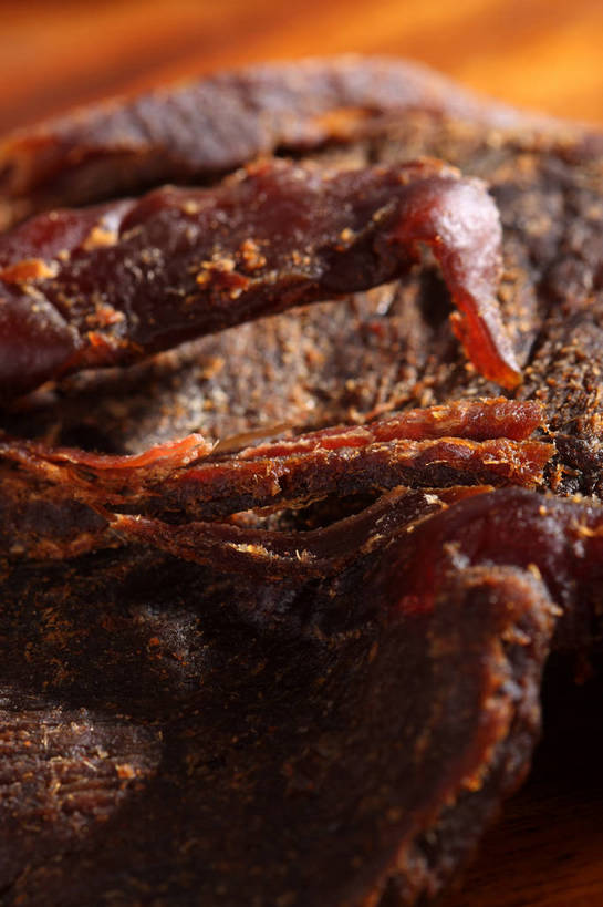 无人,竖图,俯视,室内,特写,白天,餐桌,桌子,一堆,许多,阴影,堆叠,堆积,朦胧,模糊,反射,木制,影子,肉,牛肉,褐色,案板,很多,肉类,砧板,木制品,餐台,堆,肉食,牛肉干,肉干,彩图,高角度拍摄,shjb1