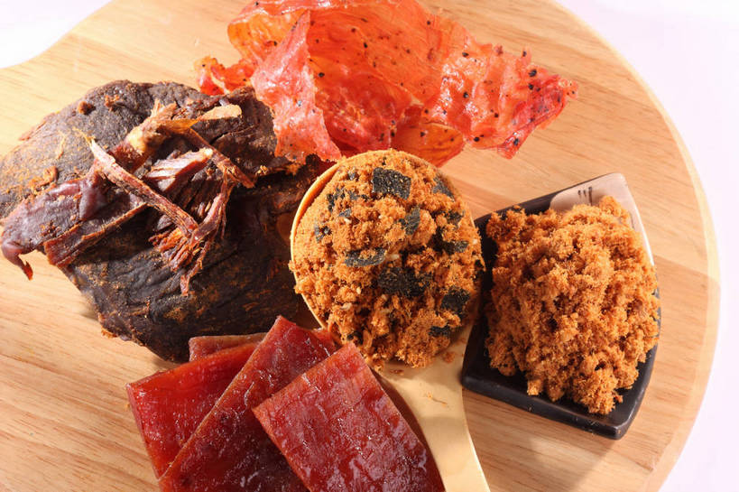 点心,肉松,无人,横图,俯视,室内,特写,白天,餐桌,桌子,一把,一堆,许多,阴影,堆叠,堆积,反射,木制,影子,勺子,肉,牛肉,食品,褐色,案板,很多,猪肉,小吃,肉类,砧板,肉脯,猪肉脯,食物,腌制,红色,木制品,调羹,汤匙,零食,橙色,餐台,堆,肉食,肉制品,豚肉,片状,牛肉干,肉干,彩图,高角度拍摄,烘烤,肉绒,肉酥,shjb1