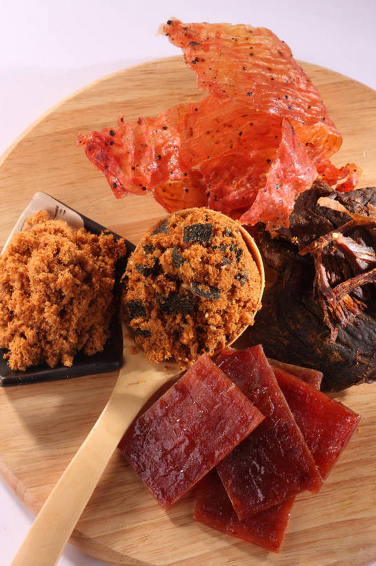 点心,肉松,无人,竖图,俯视,室内,特写,白天,餐桌,桌子,一把,一堆,许多,阴影,堆叠,堆积,反射,木制,影子,勺子,肉,牛肉,食品,褐色,案板,很多,猪肉,小吃,肉类,砧板,肉脯,猪肉脯,食物,腌制,红色,木制品,调羹,汤匙,零食,橙色,餐台,堆,肉食,肉制品,豚肉,片状,牛肉干,肉干,彩图,高角度拍摄,烘烤,肉绒,肉酥,shjb1