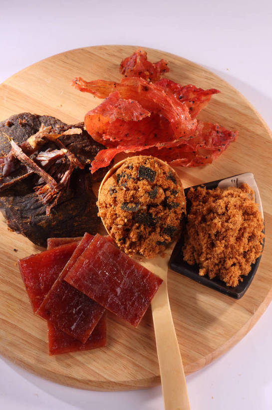 点心,肉松,无人,竖图,俯视,室内,特写,白天,餐桌,桌子,一把,一堆,许多,阴影,堆叠,堆积,反射,木制,影子,勺子,肉,牛肉,食品,褐色,案板,很多,猪肉,小吃,肉类,砧板,肉脯,猪肉脯,食物,腌制,红色,木制品,调羹,汤匙,零食,橙色,餐台,堆,肉食,肉制品,豚肉,片状,牛肉干,肉干,彩图,高角度拍摄,烘烤,肉绒,肉酥,shjb1