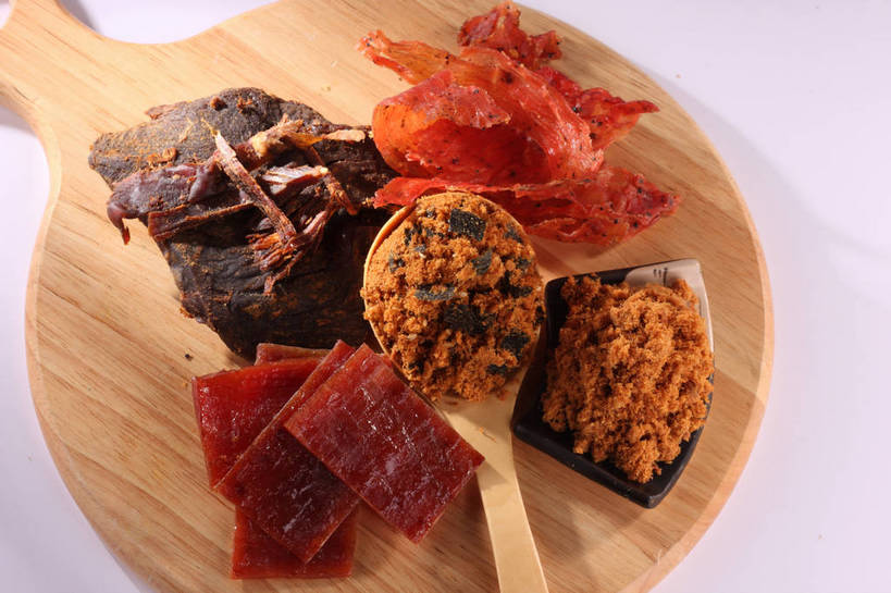 点心,肉松,无人,横图,俯视,室内,特写,白天,餐桌,桌子,一把,一堆,许多,阴影,堆叠,堆积,反射,木制,影子,勺子,肉,牛肉,食品,褐色,案板,很多,猪肉,小吃,肉类,砧板,肉脯,猪肉脯,食物,腌制,红色,木制品,调羹,汤匙,零食,橙色,餐台,堆,肉食,肉制品,豚肉,片状,牛肉干,肉干,彩图,高角度拍摄,烘烤,肉绒,肉酥,shjb1