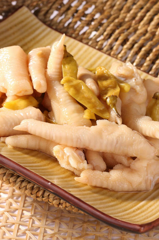 无人,竖图,俯视,室内,特写,白天,烹饪,中餐,餐桌,桌子,一堆,许多,阴影,堆叠,堆积,反射,布料,影子,调料,料理,食品,调味品,很多,调味料,布纹,菜肴,美食,桌布,食物,餐巾,垫子,台布,中式,佳肴,餐台,中华料理,泡椒,堆,川菜,凤爪,鸡爪,四川菜,餐桌布,彩图,高角度拍摄,鸡脚,鱼辣子,泡椒凤爪,shjb1