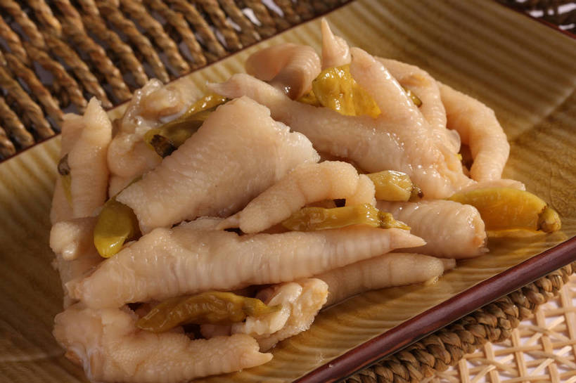 无人,横图,俯视,室内,特写,白天,烹饪,中餐,餐桌,桌子,一堆,许多,阴影,堆叠,堆积,反射,布料,影子,调料,料理,食品,调味品,很多,调味料,布纹,菜肴,美食,桌布,食物,餐巾,垫子,台布,中式,佳肴,餐台,中华料理,泡椒,堆,川菜,凤爪,鸡爪,四川菜,餐桌布,彩图,高角度拍摄,鸡脚,鱼辣子,泡椒凤爪,shjb1