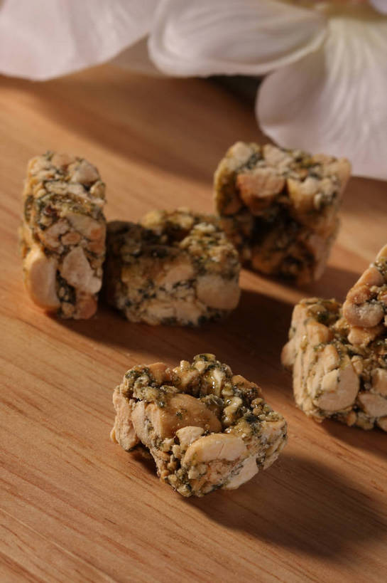 无人,竖图,俯视,室内,特写,白天,桌面,桌子,五个,许多,阴影,盛开,反射,木制,影子,木桌,食品,糖,糖果,甜点,甜品,花蕾,花,花瓣,花朵,鲜花,食物,白色,木制品,甜食,花苞,花蕊,硬糖,花生糖,彩图,高角度拍摄,木桌子,shjb1