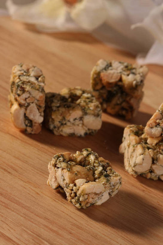 无人,竖图,俯视,室内,特写,白天,桌面,桌子,五个,许多,阴影,盛开,反射,木制,影子,木桌,食品,糖,糖果,甜点,甜品,花蕾,花,花瓣,花朵,鲜花,食物,白色,木制品,甜食,花苞,花蕊,硬糖,花生糖,彩图,高角度拍摄,木桌子,shjb1