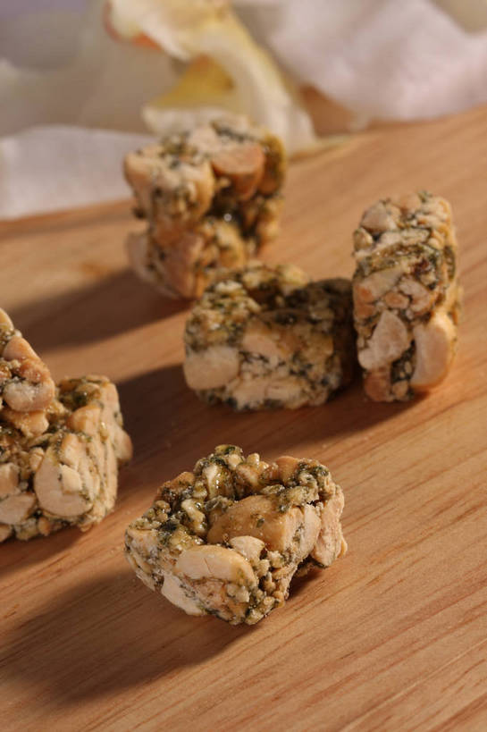 无人,竖图,俯视,室内,特写,白天,桌面,桌子,五个,许多,阴影,朦胧,模糊,盛开,反射,木制,影子,木桌,食品,糖,糖果,甜点,甜品,花蕾,花,花瓣,花朵,鲜花,食物,白色,木制品,甜食,花苞,花蕊,硬糖,花生糖,彩图,高角度拍摄,木桌子,shjb1