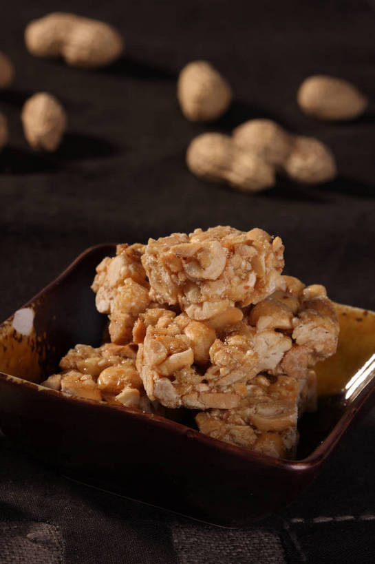 无人,竖图,俯视,室内,特写,白天,植物,餐桌,桌子,豆,花生,餐具,一堆,许多,堆叠,堆积,朦胧,模糊,布料,碟子,盘,陶瓷,豆类,豆子,食品,糖,糖果,坚果,甜点,甜品,陶瓷制品,很多,布纹,桌布,食物,一个,盘子,餐巾,碟,台布,甜食,长生果,单个,餐台,堆,花生仁,硬糖,豆科,花生糖,落花生,落生,花生米,花生豆,餐桌布,彩图,高角度拍摄,shjb1