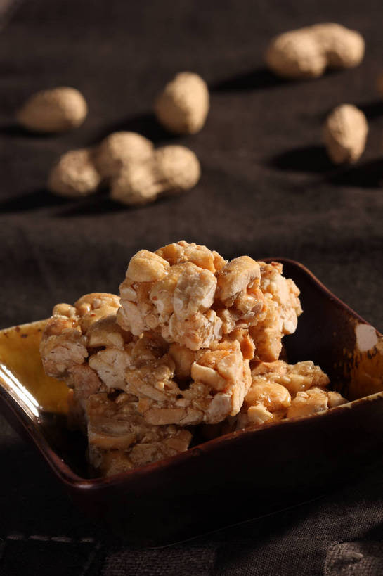 无人,竖图,俯视,室内,特写,白天,植物,餐桌,桌子,豆,花生,餐具,一堆,许多,堆叠,堆积,朦胧,模糊,布料,碟子,盘,陶瓷,豆类,豆子,食品,糖,糖果,坚果,甜点,甜品,陶瓷制品,很多,布纹,桌布,食物,一个,盘子,餐巾,碟,台布,甜食,长生果,单个,餐台,堆,花生仁,硬糖,豆科,花生糖,落花生,落生,花生米,花生豆,餐桌布,彩图,高角度拍摄,shjb1