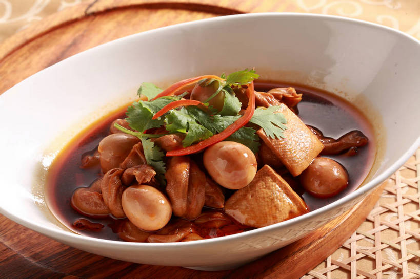 豆腐,无人,横图,俯视,室内,特写,白天,烹饪,中餐,餐桌,桌子,蔬菜,一堆,许多,堆叠,堆积,新鲜,陶瓷,香菜,蛋,料理,食品,陶瓷制品,鹌鹑蛋,很多,豆腐干,豆腐皮,菜肴,美食,食物,一个,白色,容器,垫子,碗,中式,佳肴,有机食品,绿色食品,单个,餐台,中华料理,储藏,豆干,堆,豆制品,储存,卤味,百叶,百叶结,胡菜,香荽,原荽,园荽,芫荽,卵,鹌鹑卵,鹑鸟蛋,胡荽,莞荽,芫茜,芫蓿,莚葛草,莚荽菜,彩图,高角度拍摄,千张,红卤,卤菜,干子,素火腿,贮存,shjb1