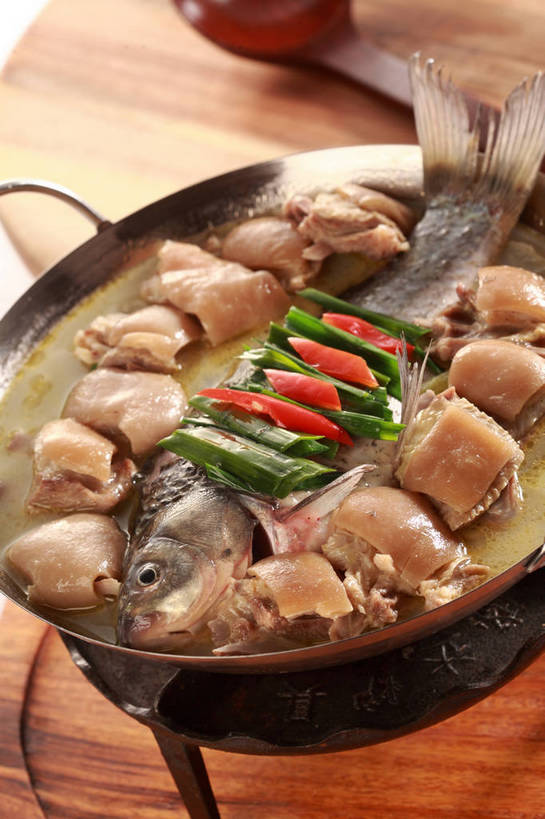 无人,竖图,俯视,室内,特写,白天,烹饪,中餐,餐桌,桌子,辣椒,蔬菜,蒜,厨具,金属制品,朦胧,模糊,新鲜,金属,锅子,肉,鱼肉,料理,食品,锅,猪手,猪蹄,猪爪,菜肴,美食,肉类,食物,红色,中式,佳肴,有机食品,绿色食品,餐台,锅具,中华料理,蒜苗,肉食,烹饪用具,辣角,红海椒,大椒,辣虎,广椒,蒜薹,蒜毫,蒜苔,猪脚,烹调用具,辣子,红辣椒,海椒,番椒,烹调,彩图,高角度拍摄,shjb1