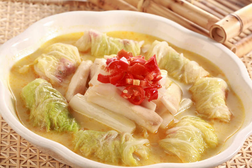 无人,横图,俯视,室内,特写,白天,烹饪,中餐,餐桌,桌子,辣椒,蔬菜,餐具,竹制,新鲜,碟子,盘,陶瓷,大白菜,料理,食品,陶瓷制品,白菜,菜肴,美食,食物,一个,红色,白色,盘子,垫子,碟,中式,佳肴,有机食品,绿色食品,单个,餐台,中华料理,竹制品,娃娃菜,辣角,红海椒,大椒,辣虎,广椒,结球白菜,胶菜,辣子,红辣椒,海椒,番椒,彩图,高角度拍摄,上汤娃娃菜,黄芽白,shjb1