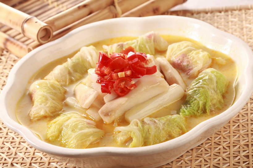 无人,横图,俯视,室内,特写,白天,烹饪,中餐,餐桌,桌子,辣椒,蔬菜,餐具,竹制,新鲜,碟子,盘,陶瓷,大白菜,料理,食品,陶瓷制品,白菜,菜肴,美食,食物,一个,红色,白色,盘子,垫子,碟,中式,佳肴,有机食品,绿色食品,单个,餐台,中华料理,竹制品,娃娃菜,辣角,红海椒,大椒,辣虎,广椒,结球白菜,胶菜,辣子,红辣椒,海椒,番椒,彩图,高角度拍摄,上汤娃娃菜,黄芽白,shjb1