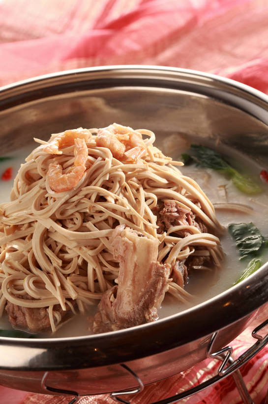 豆腐,无人,竖图,俯视,室内,特写,白天,烹饪,中餐,餐桌,桌子,厨具,金属制品,一堆,许多,堆叠,堆积,金属,布料,锅子,青菜,肉,料理,食品,很多,布纹,锅,豆腐干,菜肴,美食,肉类,桌布,食物,一个,餐巾,台布,中式,佳肴,单个,餐台,锅具,中华料理,豆干,堆,虾肉,豆制品,小白菜,肉食,干丝,烹饪用具,不结球白菜,烹调用具,餐桌布,烹调,彩图,高角度拍摄,干子,素火腿,大煮干丝,淮扬菜,鸡火煮干丝,扬州菜肴,扬州干丝,shjb1