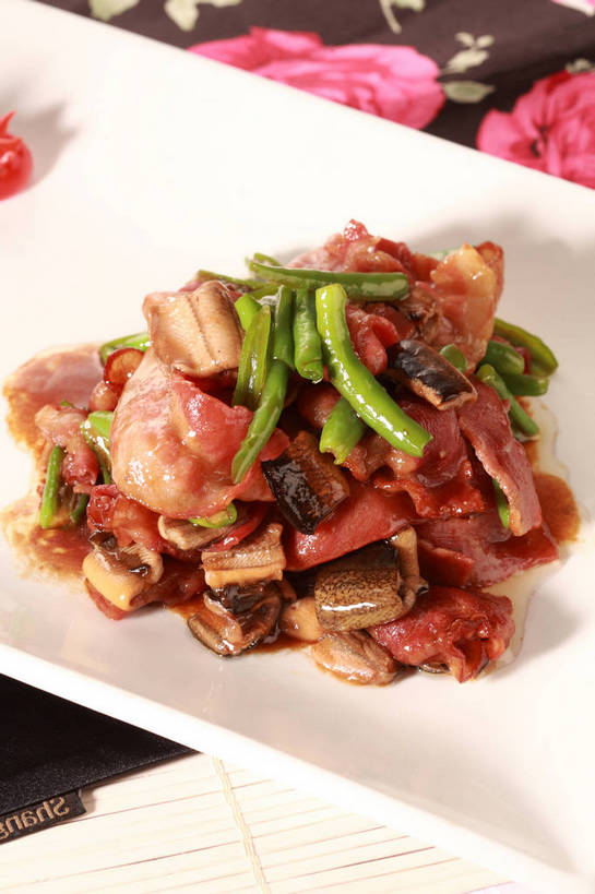 无人,竖图,俯视,室内,特写,白天,烹饪,中餐,植物,餐桌,桌子,豆,蔬菜,餐具,一堆,许多,堆叠,堆积,朦胧,模糊,新鲜,鱼,碟子,盘,陶瓷,豆类,豆子,刀豆,炒菜,肉,鱼肉,料理,食品,陶瓷制品,很多,培根,水产,四季豆,猪肉,菜肴,美食,肉类,鱼类,食物,一个,白色,盘子,碟,中式,佳肴,有机食品,绿色食品,单个,餐台,中华料理,鳝鱼,堆,水生动物,芸豆,水生物,肉食,鳝,豆科,豚肉,菜豆,二季豆,白肾豆,架豆,玉豆,去豆,彩图,高角度拍摄,烟肉,腌熏,淡水生物,河鲜,黄鳝,炒鳝鱼,shjb1