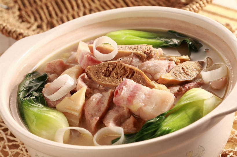 无人,横图,俯视,室内,特写,白天,烹饪,中餐,餐桌,桌子,蔬菜,洋葱,新鲜,陶瓷,青菜,竹笋,肉,汤,料理,食品,陶瓷制品,咸肉,笋,菜肴,美食,肉类,食物,腌制,一个,容器,碗,中式,佳肴,有机食品,绿色食品,单个,餐台,中华料理,储藏,储存,玉葱,腌肉,小白菜,肉食,不结球白菜,消食,盐肉,渍肉,荷兰葱,圆葱,洋葱头,球葱,葱头,彩图,高角度拍摄,贮存,开胃,shjb1