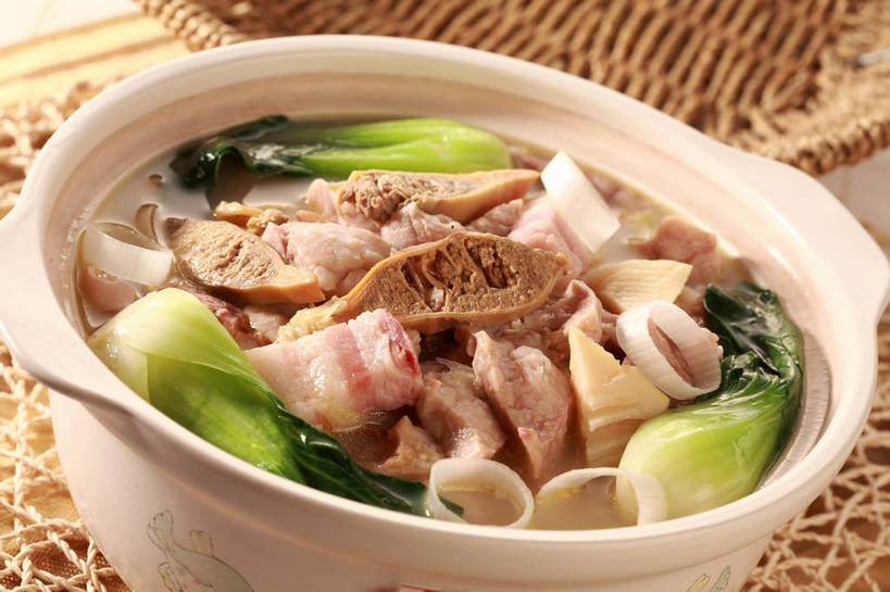 无人,横图,俯视,室内,特写,白天,烹饪,中餐,餐桌,桌子,蔬菜,洋葱,新鲜,陶瓷,青菜,竹笋,肉,汤,料理,食品,陶瓷制品,咸肉,笋,菜肴,美食,肉类,食物,腌制,一个,容器,碗,中式,佳肴,有机食品,绿色食品,单个,餐台,中华料理,储藏,储存,玉葱,腌肉,小白菜,肉食,不结球白菜,消食,盐肉,渍肉,荷兰葱,圆葱,洋葱头,球葱,葱头,彩图,高角度拍摄,贮存,开胃,shjb1