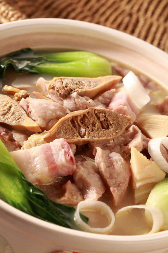 无人,竖图,俯视,室内,特写,白天,烹饪,中餐,餐桌,桌子,蔬菜,洋葱,新鲜,陶瓷,青菜,竹笋,肉,汤,料理,食品,陶瓷制品,咸肉,笋,菜肴,美食,肉类,食物,腌制,一个,容器,碗,中式,佳肴,有机食品,绿色食品,单个,餐台,中华料理,储藏,储存,玉葱,腌肉,小白菜,肉食,不结球白菜,消食,盐肉,渍肉,荷兰葱,圆葱,洋葱头,球葱,葱头,彩图,高角度拍摄,贮存,开胃,shjb1