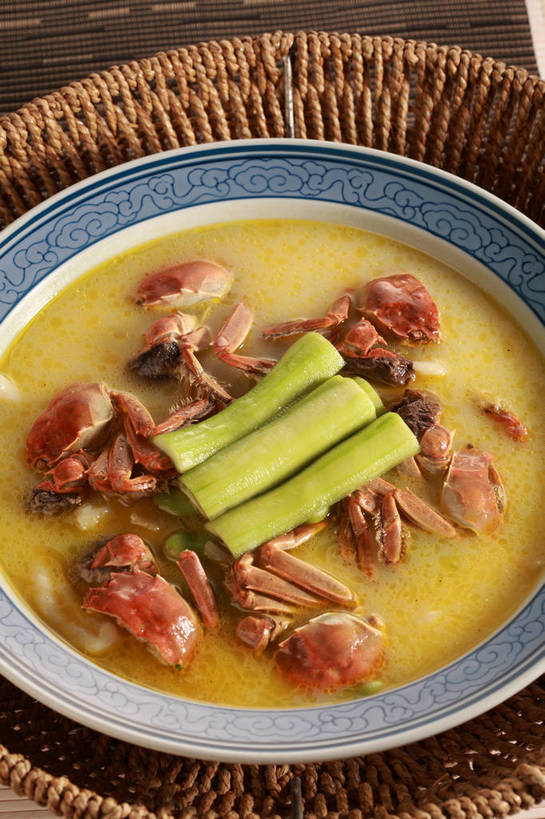 蟹,无人,交叉,竖图,俯视,室内,特写,白天,烹饪,中餐,餐桌,桌子,竹子,黄瓜,蔬菜,餐具,竹制,新鲜,编织,螃蟹,碟子,篮子,盘,陶瓷,汤,料理,食品,陶瓷制品,菜肴,美食,食物,一个,盘子,竹篮,碟,中式,佳肴,有机食品,绿色食品,单个,餐台,中华料理,竹条,交织,竹制品,毛蟹,河蟹,穿插,甲壳动物,中华绒螯蟹,青瓜,胡瓜,彩图,高角度拍摄,shjb1