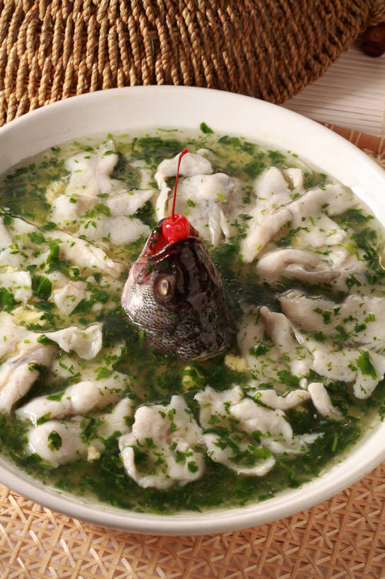 无人,交叉,竖图,俯视,室内,特写,白天,烹饪,中餐,餐桌,桌子,竹子,樱桃,蔬菜,水果,竹制,新鲜,编织,鱼,篮子,陶瓷,肉,汤,鱼肉,料理,食品,陶瓷制品,水产,菜肴,美食,肉类,鱼类,食物,一个,红色,白色,容器,竹篮,碗,中式,佳肴,有机食品,绿色食品,单个,餐台,中华料理,储藏,竹条,野菜,交织,竹制品,储存,水生动物,鱼汤,水生物,肉食,穿插,地菜,地米菜,护生草,假水菜,菱角菜,荠菜,大头鱼,花鲢,胖头鱼,鳙鱼,樱珠,莺桃,英桃,楔桃,牛桃,荆桃,彩图,高角度拍摄,淡水生物,花荠菜,河鲜,贮存,shjb1