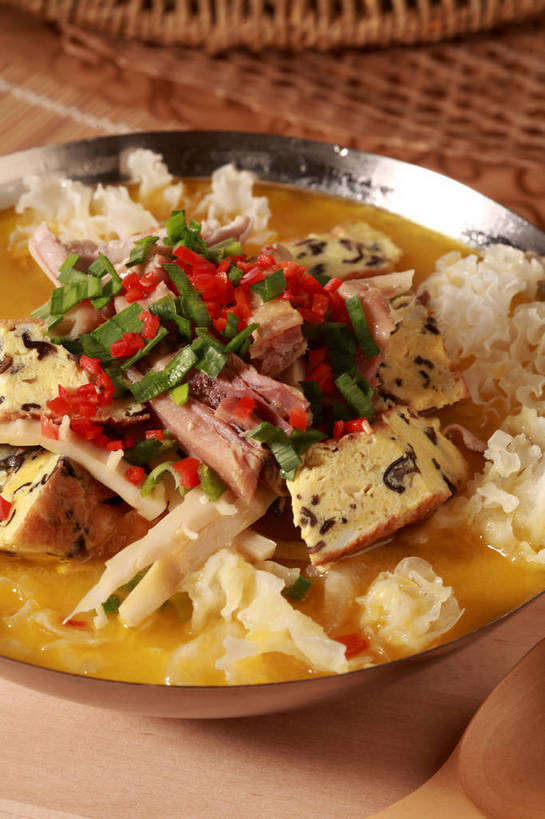 无人,竖图,俯视,室内,特写,白天,烹饪,中餐,餐桌,桌子,辣椒,蔬菜,蒜,厨具,金属制品,新鲜,金属,布料,锅子,菌菇,汤,料理,食品,蒜头,菌类,布纹,锅,木耳,菜肴,美食,桌布,食物,一个,红色,餐巾,台布,中式,食用菌,佳肴,有机食品,绿色食品,单个,餐台,锅具,中华料理,白木耳,银耳,真菌,烹饪用具,辣角,红海椒,大椒,辣虎,广椒,雪耳,胡蒜,白耳,烹调用具,辣子,红辣椒,海椒,番椒,大蒜,餐桌布,烹调,彩图,高角度拍摄,shjb1