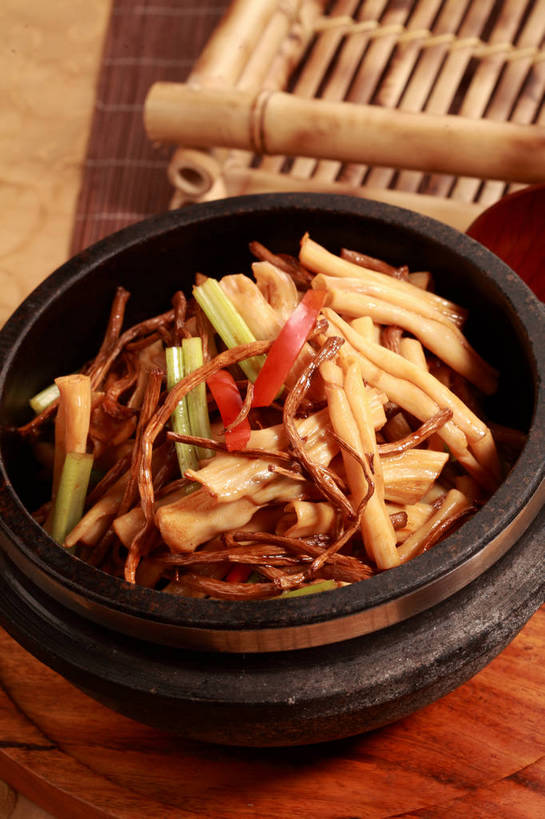 无人,竖图,俯视,室内,特写,白天,烹饪,中餐,餐桌,桌子,辣椒,蔬菜,一堆,许多,堆叠,堆积,新鲜,陶瓷,菌菇,料理,食品,陶瓷制品,很多,菌类,菜肴,美食,食物,一个,容器,碗,中式,食用菌,佳肴,有机食品,绿色食品,单个,餐台,中华料理,茶树菇,储藏,堆,真菌,储存,彩椒,辣角,红海椒,大椒,辣虎,广椒,甜椒,柿子椒,辣子,海椒,番椒,灯笼椒,彩图,高角度拍摄,贮存,shjb1,菌菇煲