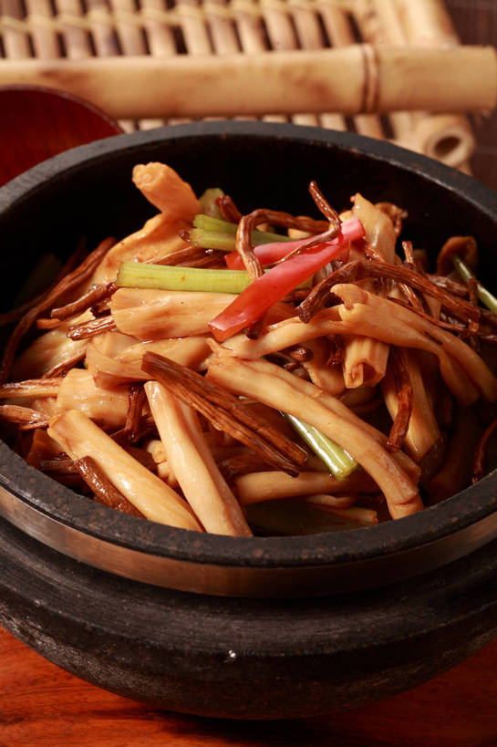 无人,竖图,俯视,室内,特写,白天,烹饪,中餐,餐桌,桌子,辣椒,蔬菜,一堆,许多,堆叠,堆积,新鲜,陶瓷,菌菇,料理,食品,陶瓷制品,很多,菌类,菜肴,美食,食物,一个,容器,碗,中式,食用菌,佳肴,有机食品,绿色食品,单个,餐台,中华料理,茶树菇,储藏,堆,真菌,储存,彩椒,辣角,红海椒,大椒,辣虎,广椒,甜椒,柿子椒,辣子,海椒,番椒,灯笼椒,彩图,高角度拍摄,贮存,shjb1,菌菇煲