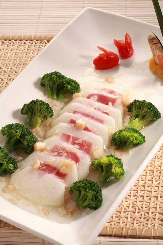 无人,竖图,俯视,室内,特写,白天,烹饪,中餐,餐桌,桌子,蔬菜,西红柿,小番茄,餐具,雕塑,一排,许多,新鲜,艺术,整齐,装饰,兔子,布料,雕刻,雕像,碟子,盘,陶瓷,西兰花,肉,料理,食品,陶瓷制品,很多,布纹,火腿,猪肉,冬瓜,菜肴,美食,肉类,桌布,食物,腌制,排列,一个,红色,白色,盘子,餐巾,工艺品,碟,台布,中式,白瓜,佳肴,有机食品,绿色食品,单个,餐台,中华料理,华丽,修饰,美术,点缀,队列,肉食,豚肉,美学,衬托,美观,雅致,雅观,甘蓝花,熏制,火肉,兰熏,猪腿,小西红柿,樱桃小番茄,珍珠小番茄,水芝,樱桃番茄,圣女果,番茄,餐桌布,彩图,高角度拍摄,白冬瓜,地芝,东瓜,濮瓜,枕瓜,绿菜花,绿花菜,青花菜,蔬菜皇冠,食雕,食品雕刻,食物雕刻,淮扬菜,扬州菜肴,shjb1,火腿冬瓜