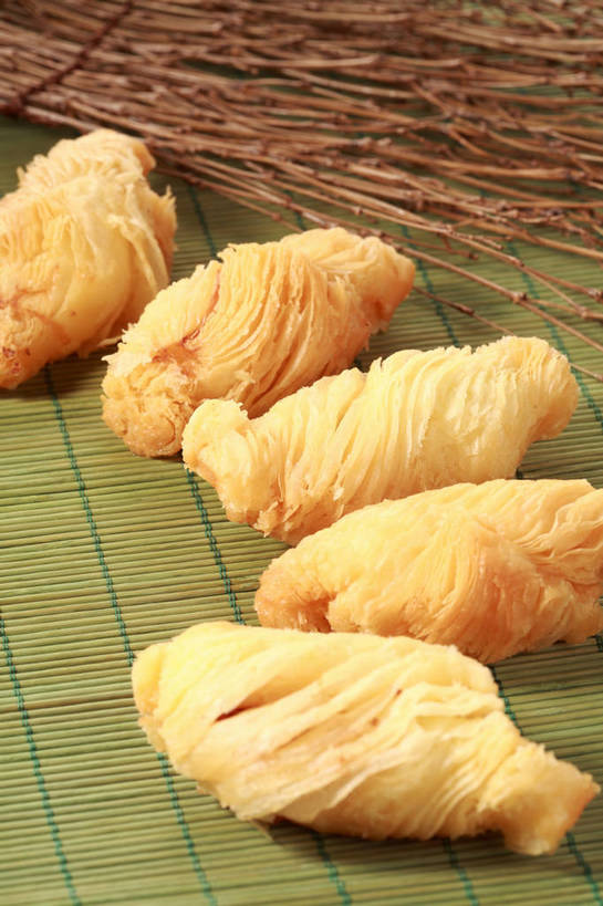 点心,无人,竖图,俯视,室内,特写,白天,餐桌,桌子,水果,五个,一排,许多,竹制,新鲜,整齐,并列,并排,生食,料理,食品,果实,美食,榴莲,食物,排列,垫子,中式,有机食品,绿色食品,餐台,竹制品,队列,平行,酥皮,麝香猫果,水果之王,彩图,高角度拍摄,果王,榴梿,广式点心,广州点心,榴莲酥,shjb1