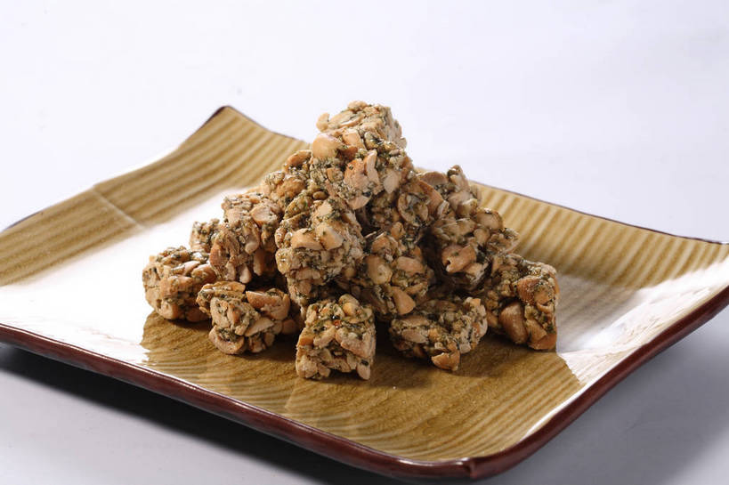 无人,横图,俯视,室内,特写,白天,植物,餐桌,桌子,豆,花生,餐具,一堆,许多,阴影,堆叠,堆积,反射,碟子,盘,影子,陶瓷,豆类,豆子,食品,糖,糖果,坚果,甜点,甜品,陶瓷制品,很多,食物,一个,盘子,碟,甜食,摄影,长生果,影棚,单个,餐台,堆,摄影棚,花生仁,豆科,落花生,落生,花生米,花生豆,彩图,高角度拍摄,影棚拍摄,拍摄,花生酥,芝麻酥,shjb1