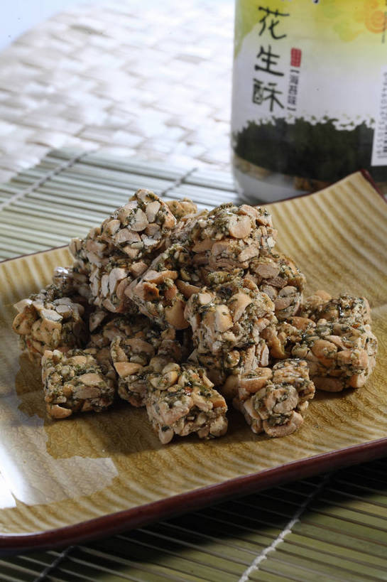 无人,竖图,俯视,室内,特写,白天,植物,餐桌,桌子,豆,花生,餐具,玻璃,一堆,许多,阴影,堆叠,堆积,竹制,反射,碟子,盘,影子,陶瓷,豆类,豆子,食品,糖,糖果,坚果,甜点,甜品,陶瓷制品,很多,玻璃制品,食物,一个,盘子,玻璃瓶,瓶子,垫子,碟,甜食,长生果,单个,餐台,堆,竹制品,花生仁,广口瓶,豆科,落花生,落生,花生米,花生豆,彩图,高角度拍摄,花生酥,芝麻酥,shjb1