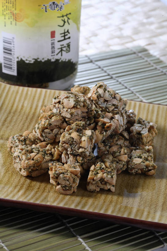 无人,竖图,俯视,室内,特写,白天,植物,餐桌,桌子,豆,花生,餐具,玻璃,一堆,许多,阴影,堆叠,堆积,竹制,反射,碟子,盘,影子,陶瓷,豆类,豆子,食品,糖,糖果,坚果,甜点,甜品,陶瓷制品,很多,玻璃制品,食物,一个,盘子,玻璃瓶,瓶子,垫子,碟,甜食,长生果,单个,餐台,堆,竹制品,花生仁,广口瓶,豆科,落花生,落生,花生米,花生豆,彩图,高角度拍摄,花生酥,芝麻酥,shjb1