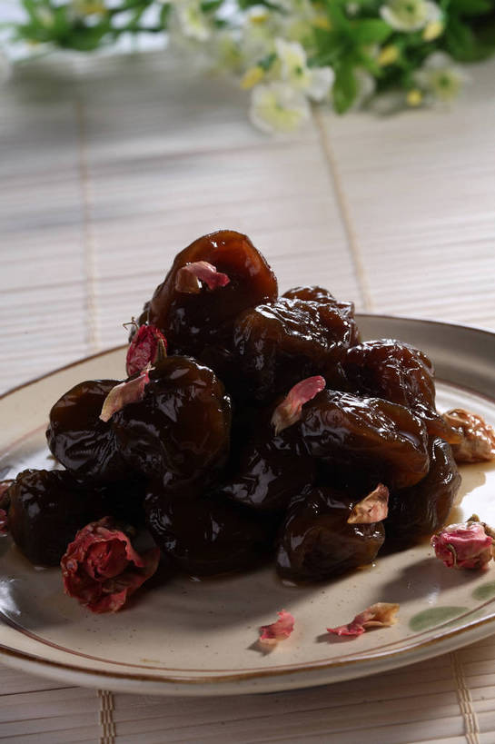 点心,无人,竖图,俯视,室内,特写,白天,餐桌,桌子,餐具,一堆,许多,阴影,堆叠,堆积,竹制,装饰,盛开,反射,碟子,盘,影子,陶瓷,食品,陶瓷制品,话梅,很多,花蕾,花,花瓣,花朵,鲜花,食物,一个,盘子,垫子,碟,零食,花苞,花蕊,单个,餐台,堆,华丽,修饰,点缀,竹制品,梅子,衬托,美观,雅致,雅观,彩图,高角度拍摄,黄梅,shjb1